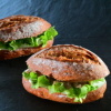 Sandwich au fromage blanc et caviar d'aubergine