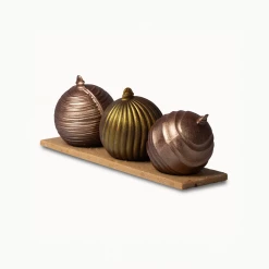 Montaggio di palline di Natale al cioccolato