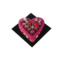 Pistachio / Raspberry macaroon heart